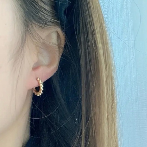 ✨Free People Teramo Petite Gold Huggie Earrings - Picture 4 of 6